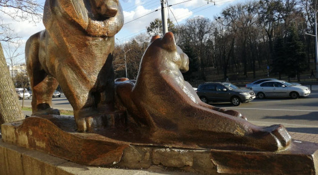Статую львов возле зоопарка распиливают на цветной металл (фото)