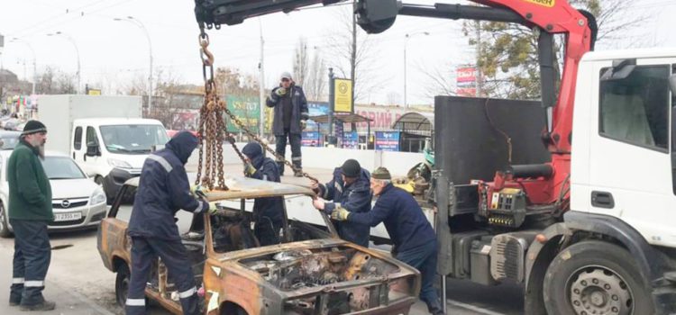 Коммунальщики взялись за уборку с улиц Киева брошенных автомобилей и незаконных построек